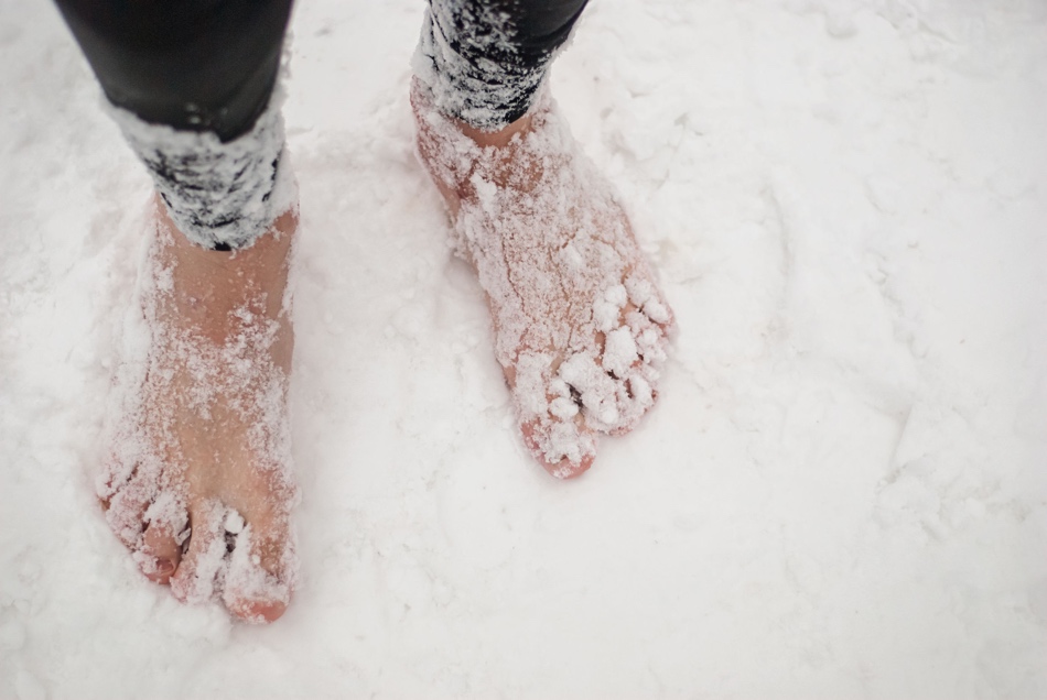 How To Run Barefoot In the Snow (Gear and Tips)